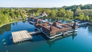 Hévíz: Grösster natürlicher Thermalsee und Unterwassertraktion für Bewegungsapparat in Ungarn